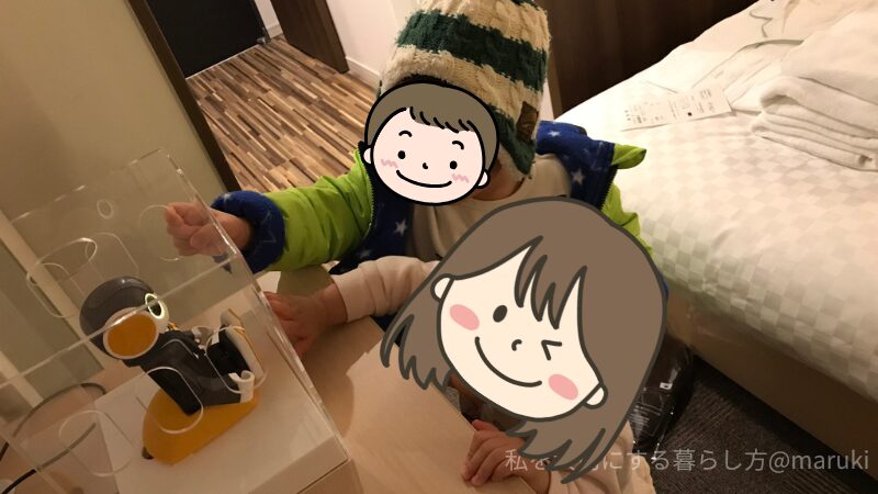 変なホテルの客室にいるロボット。一生懸命子どもたちが話しかけて一緒に踊っていた