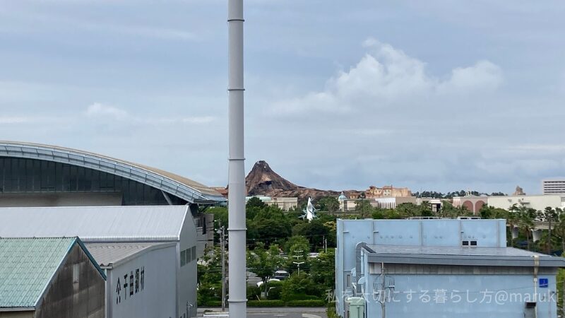 マイステイズ舞浜の廊下からディズニーシーの火山を望む。夜は花火も見える