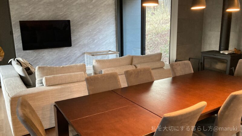 TOWAピュアコテージのリビングダイニング（大人数でゆったり）