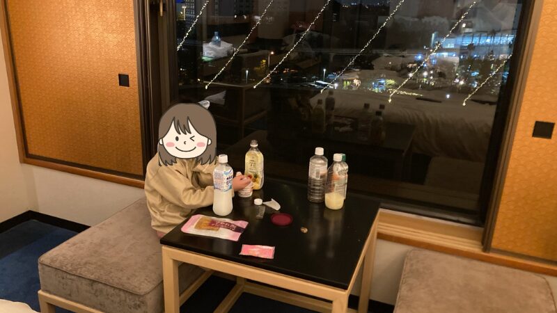 ヒルトン東京ベイホテルで夜景を楽しんでいる