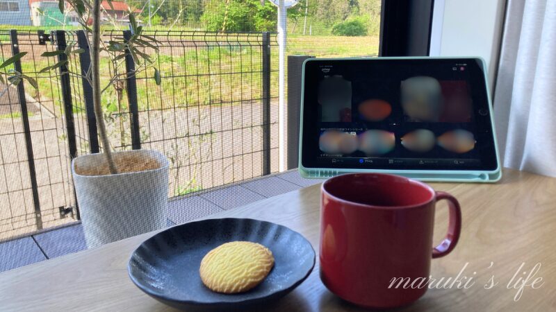 窓辺でいただくコーヒーとお菓子