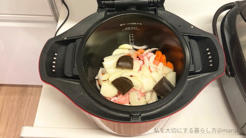 ホットクックに玉ねぎ・肉・ルーをセットしているところ