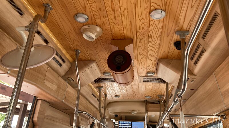 木の温もりと心地よい音楽が車内を包んでいました