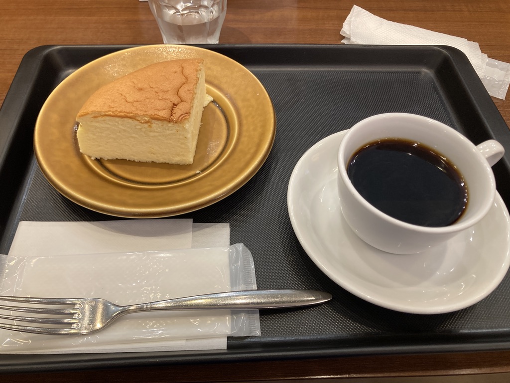 カフェのチーズケーキとコーヒー（イメージ）