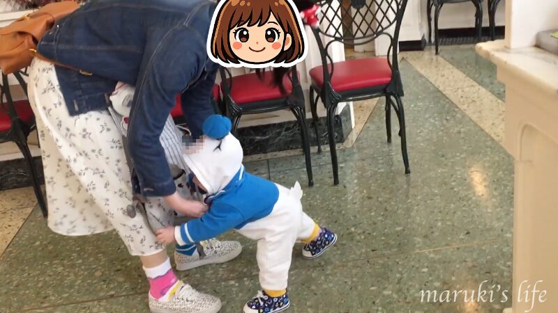 クリスタルパレス・レストランのロビーで歩く赤ちゃん