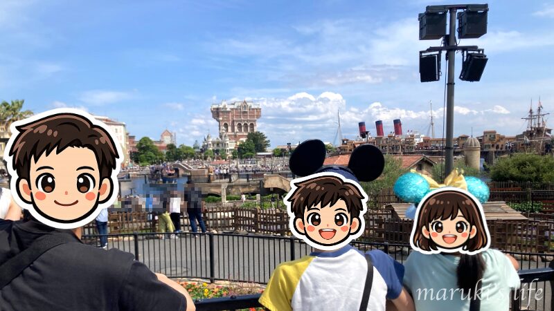 東京ディズニーシーで海を眺める親子