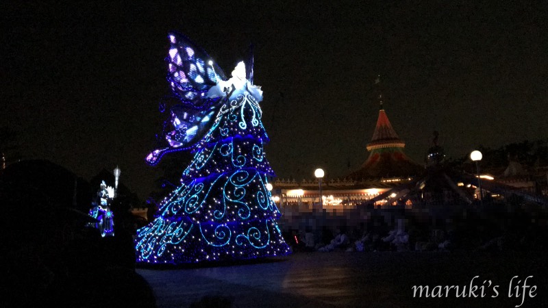 夜のディズニーランドのイルミネーション