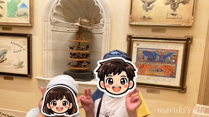 ソアリンの建物の中で記念撮影する子どもたち