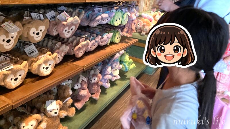 お土産やさんでぬいぐるみを選ぶ娘
