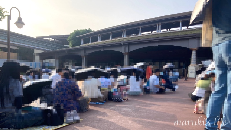 6:25到着、開園待ちの列に並ぶ様子