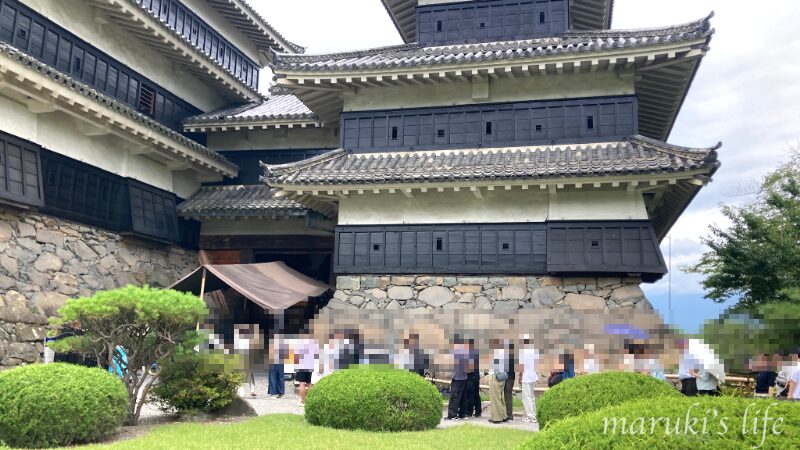 松本城の石垣と黒壁