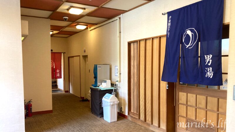 大浴場前の廊下（男湯・女湯のれん）