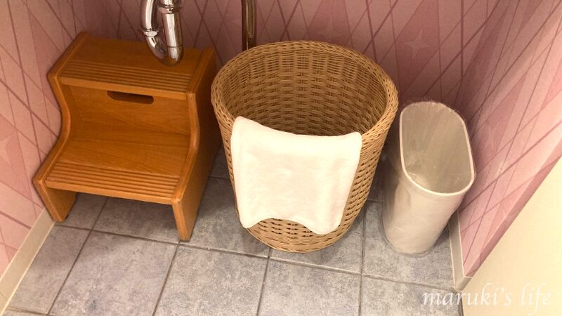 セレブレーションホテルの洗面台の子ども用ステップ