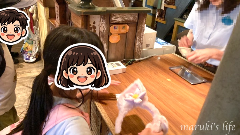 ディズニーシー お土産をレジで支払う娘