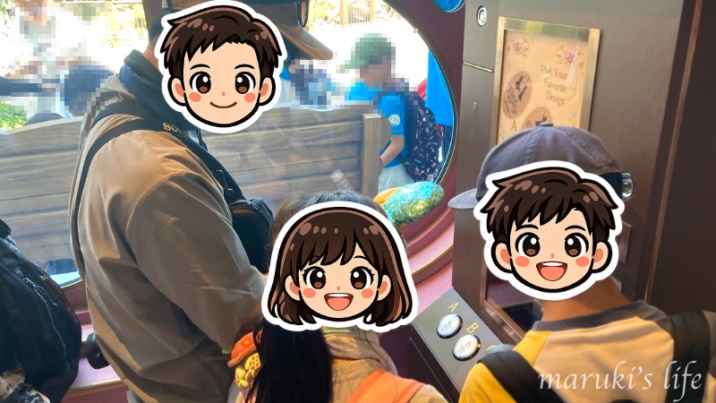 ディズニーシー 記念メダルの販売機で遊ぶ家族