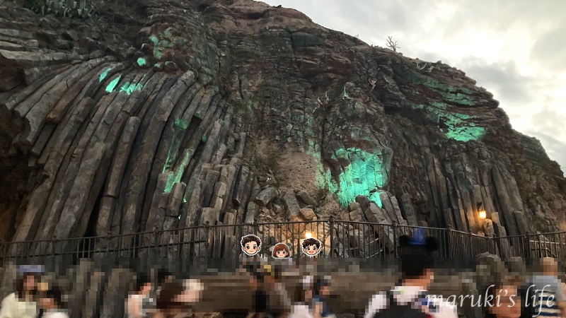 ディズニーシー プロメテウス火山ふもとの夕暮れの様子