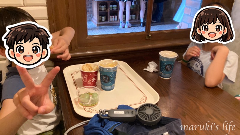 ディズニーシー ニューヨーク・デリで休憩する子どもたち
