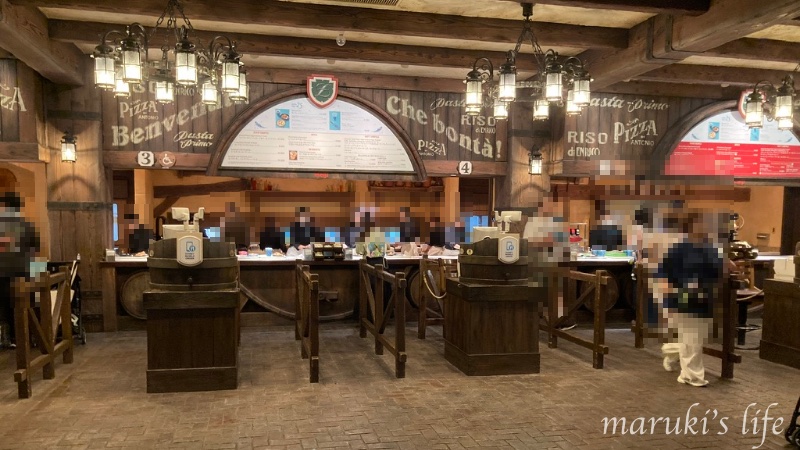 モバイルオーダーで受け取れるザンビーニの店内カウンター