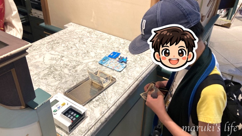 ディズニーシーのお店でレジで自分でお金を払う子ども
