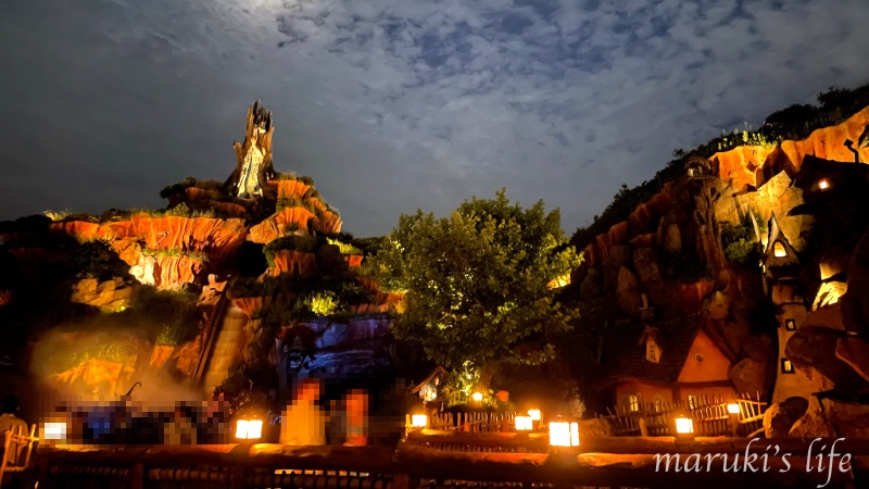 ディズニーランド ライトアップされたスプラッシュ・マウンテン