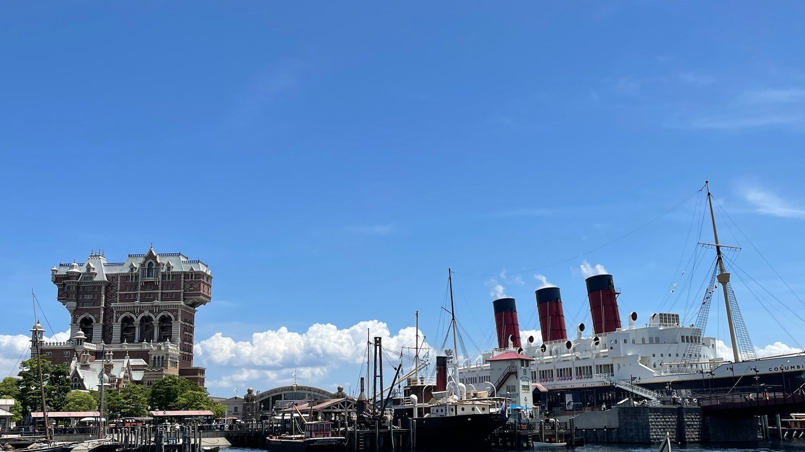 ディズニーシーの港とタワーオブテラーの青空