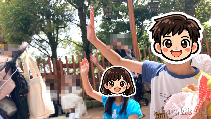 2025年6月のディズニーランドで、パレードのキャラクターに手を振る子どもたち